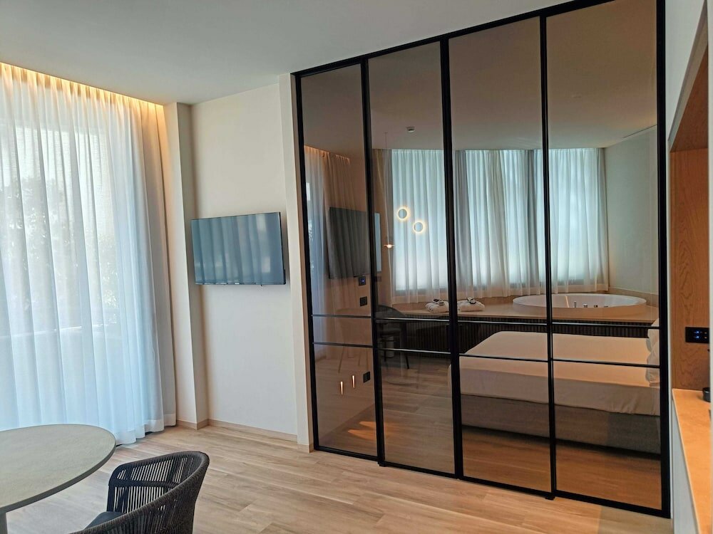 Фото International