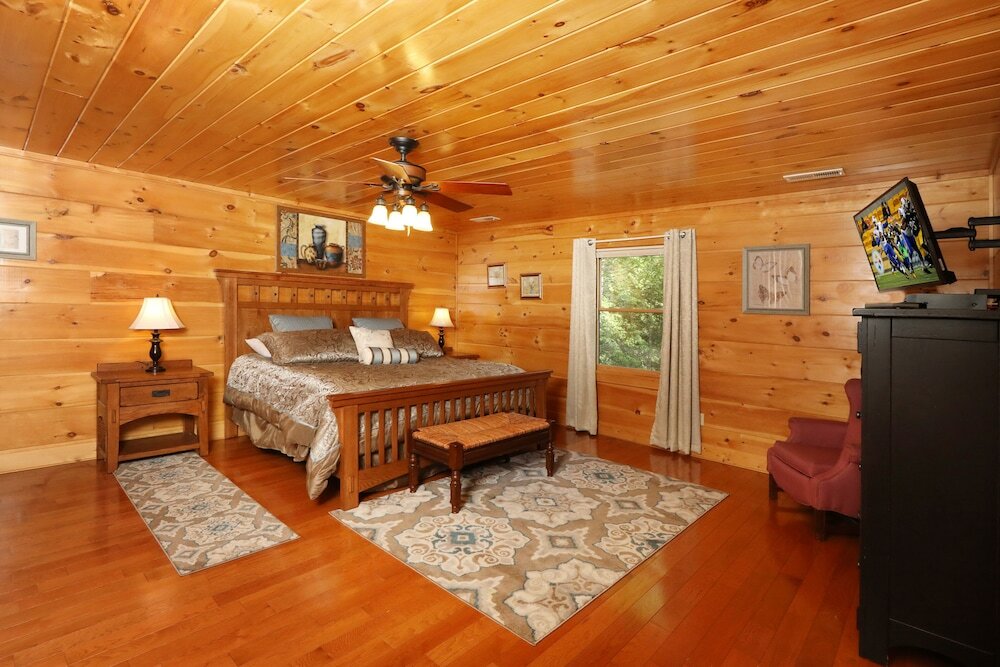 Фото Majestic Manor - Five Bedroom Cabin