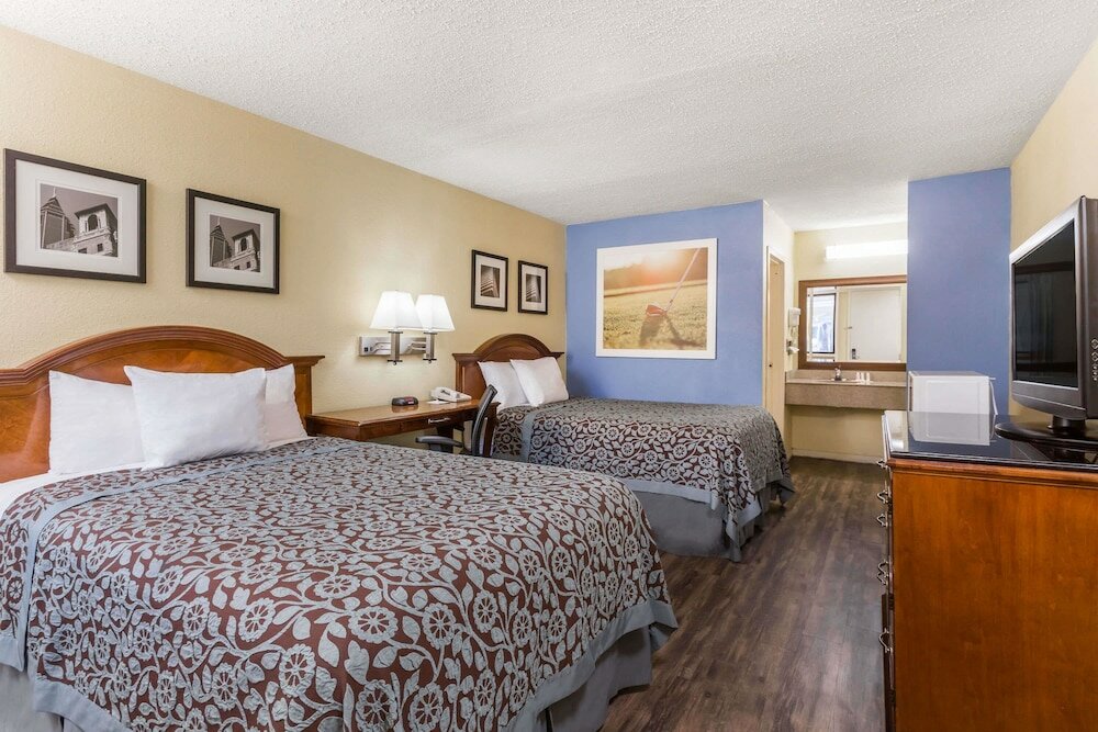 Фото Days Inn by Wyndham College Park Airport Best Road