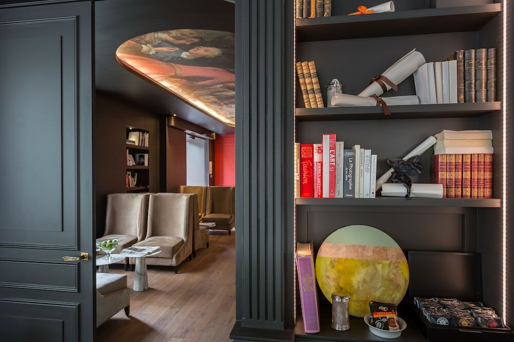 Фото La Comtesse