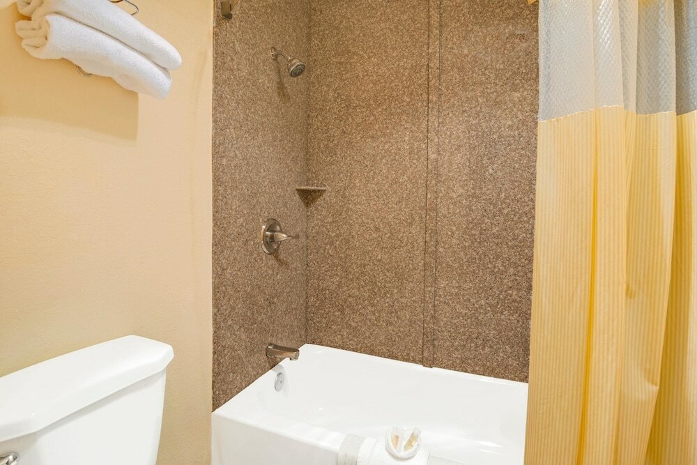 Фото Days Inn by Wyndham East Albuquerque