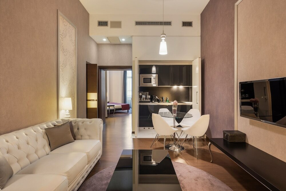 Фото Ikonik Parlament