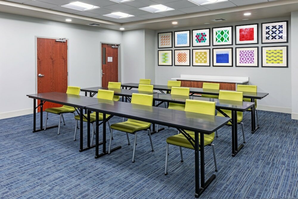 Фото Holiday Inn Express & Suites West, an Ihg Hotel