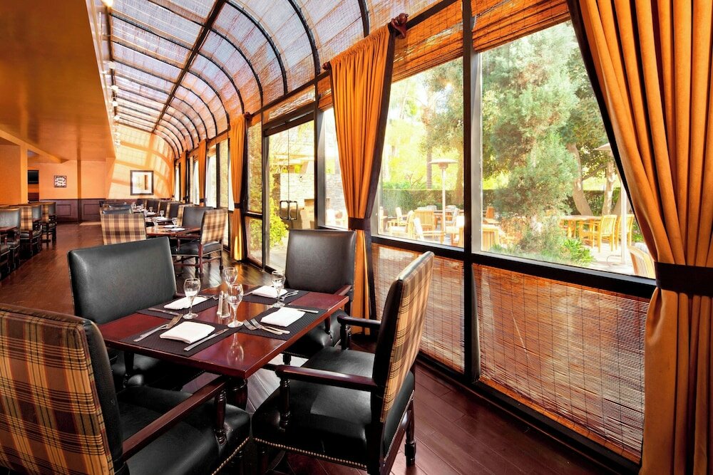 Фото Sheraton Fairplex Hotel & Conference Center