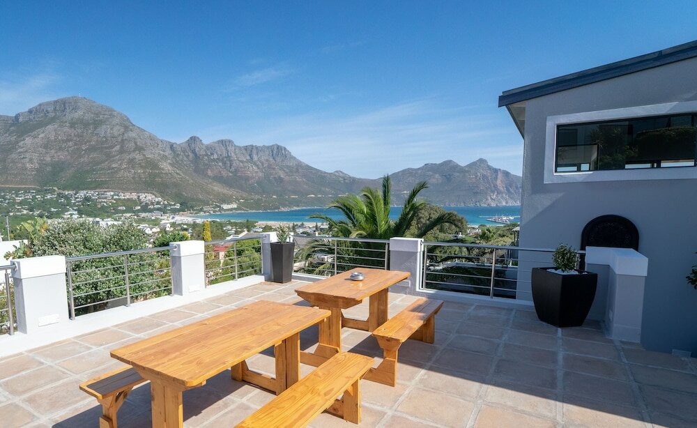 Фото Hout & About Guest House