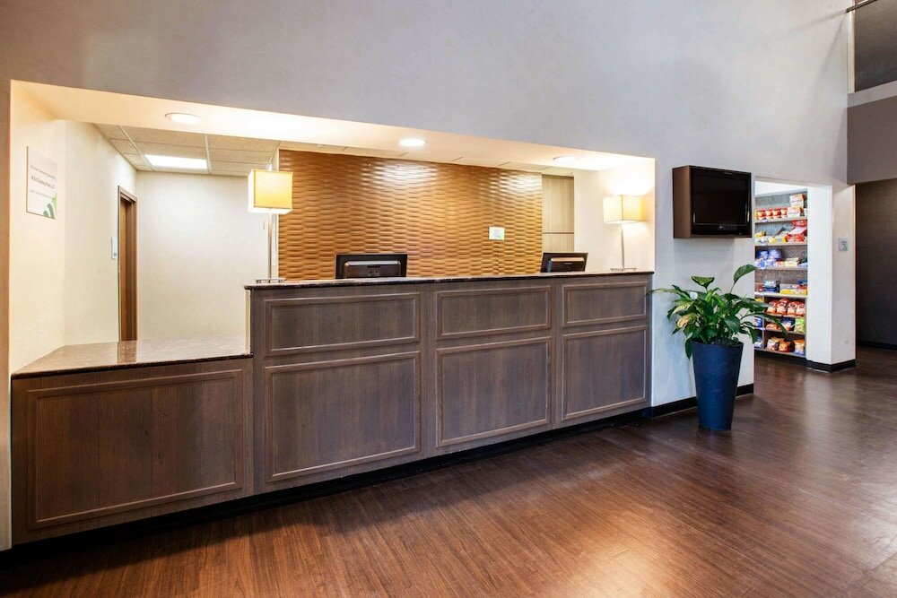 Фото Wingate by Wyndham Roseville/Detroit