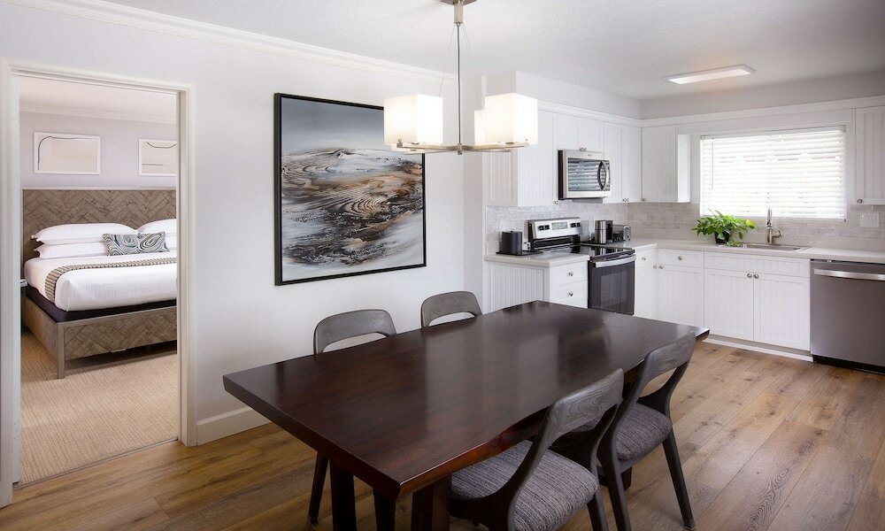 Фото West Beach Inn, a Coast Hotel