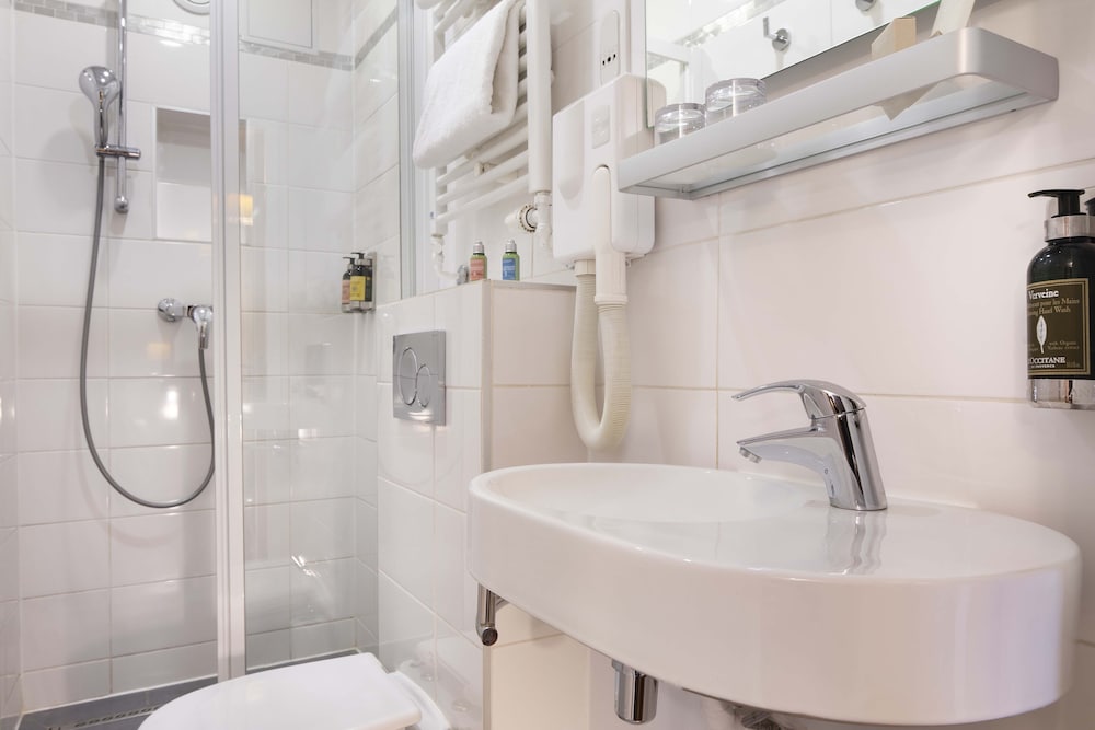 Фото Hotel Des Arts Paris Montmartre