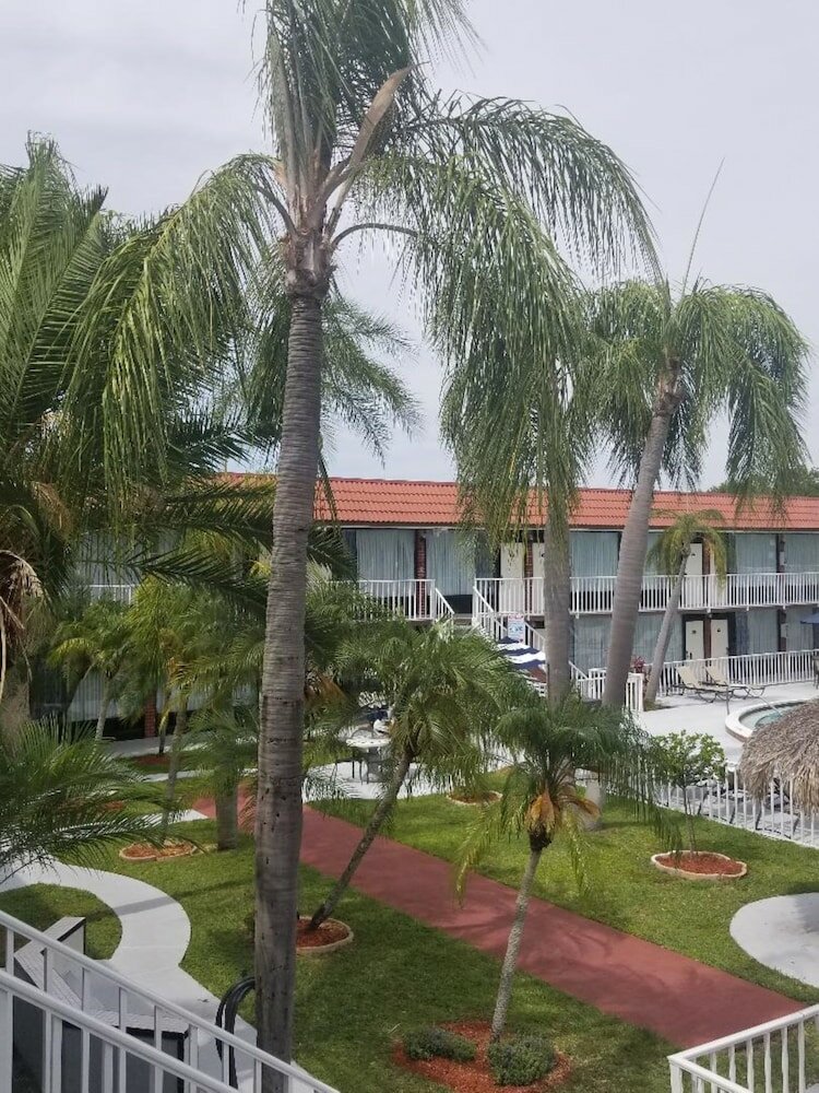 Фото Days Inn by Wyndham Clearwater/Gulf to Bay