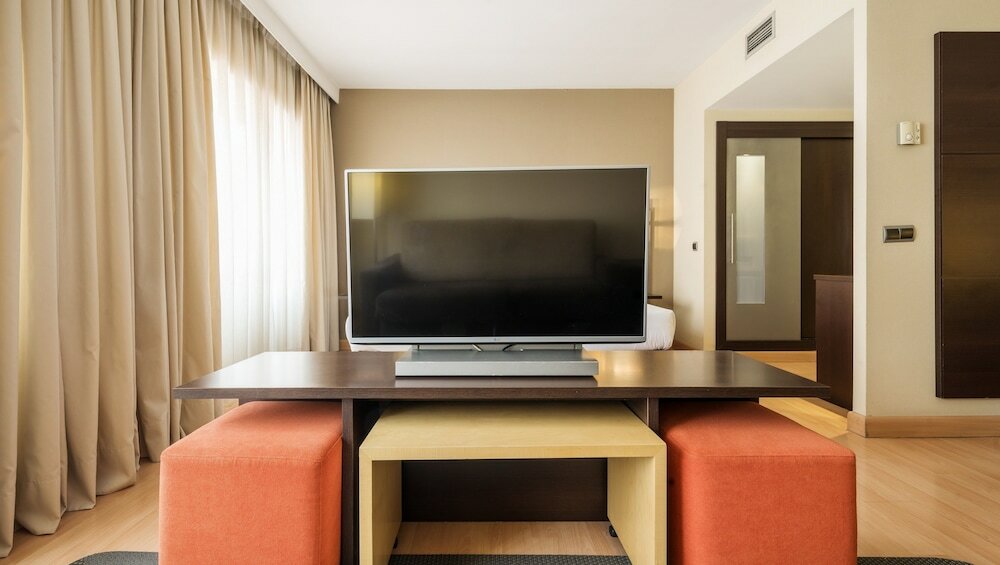 Фото Hotel Ilunion Suites Madrid