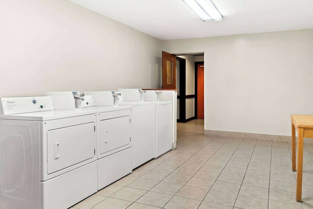 Фото Days Inn & Suites by Wyndham Warren