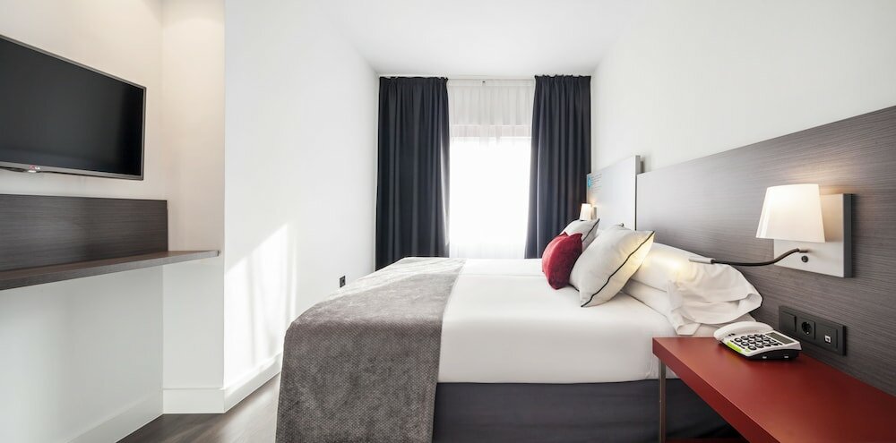Фото Hotel Ilunion Suites Madrid