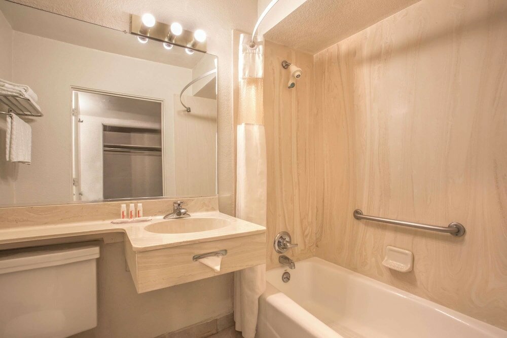 Фото Howard Johnson by Wyndham Phoenix Airport/Downtown Area