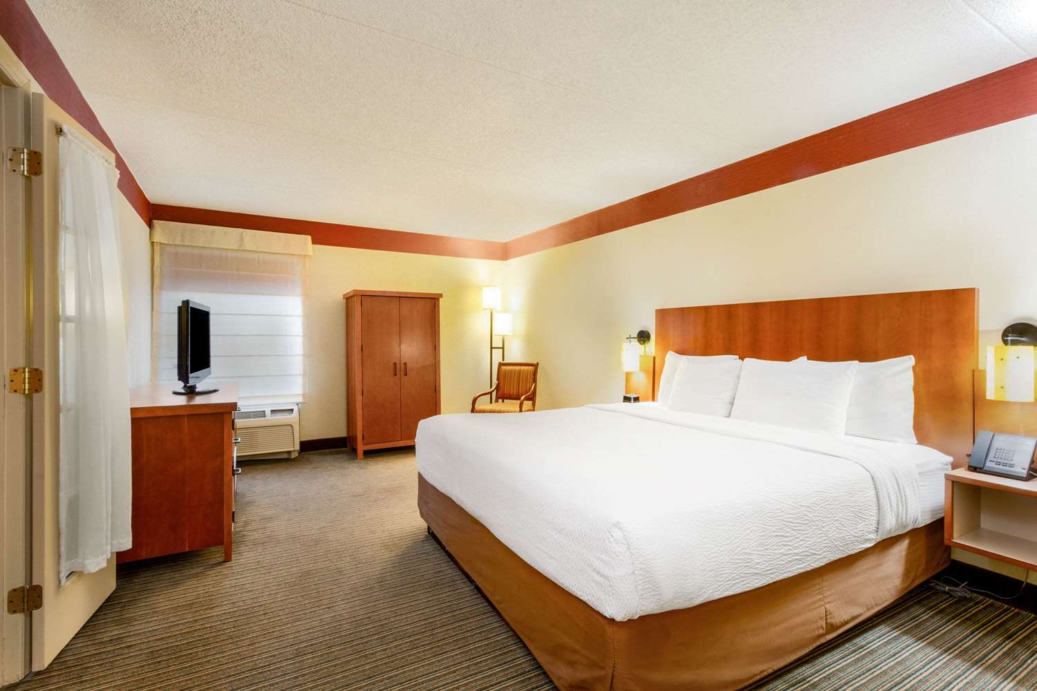 Фото La Quinta Inn & Suites by Wyndham Charlotte Airport North