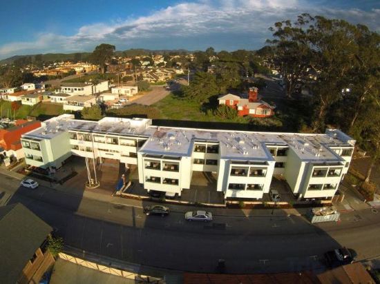 Фото 456 Embarcadero Inn & Suites