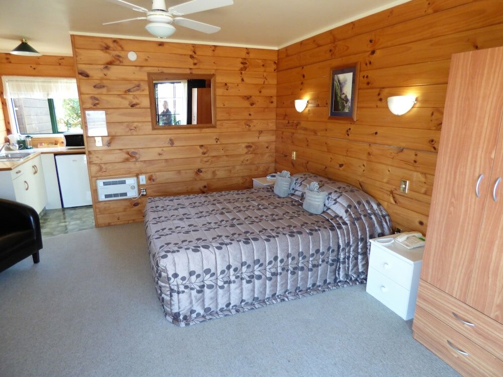 Фото Cedarwood Lakeside Motel & Conference Venue