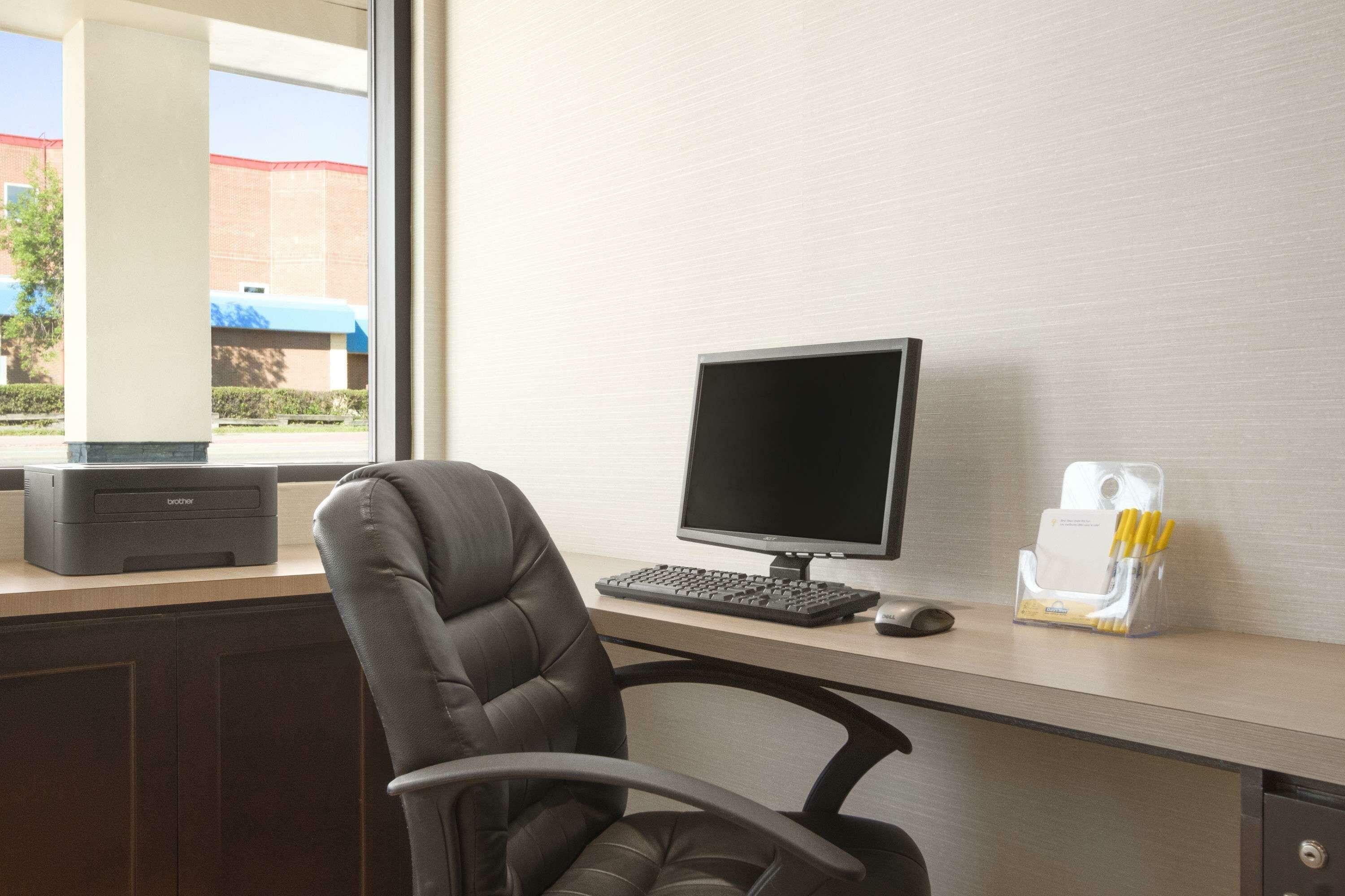 Фото Days Inn by Wyndham Calgary Northwest