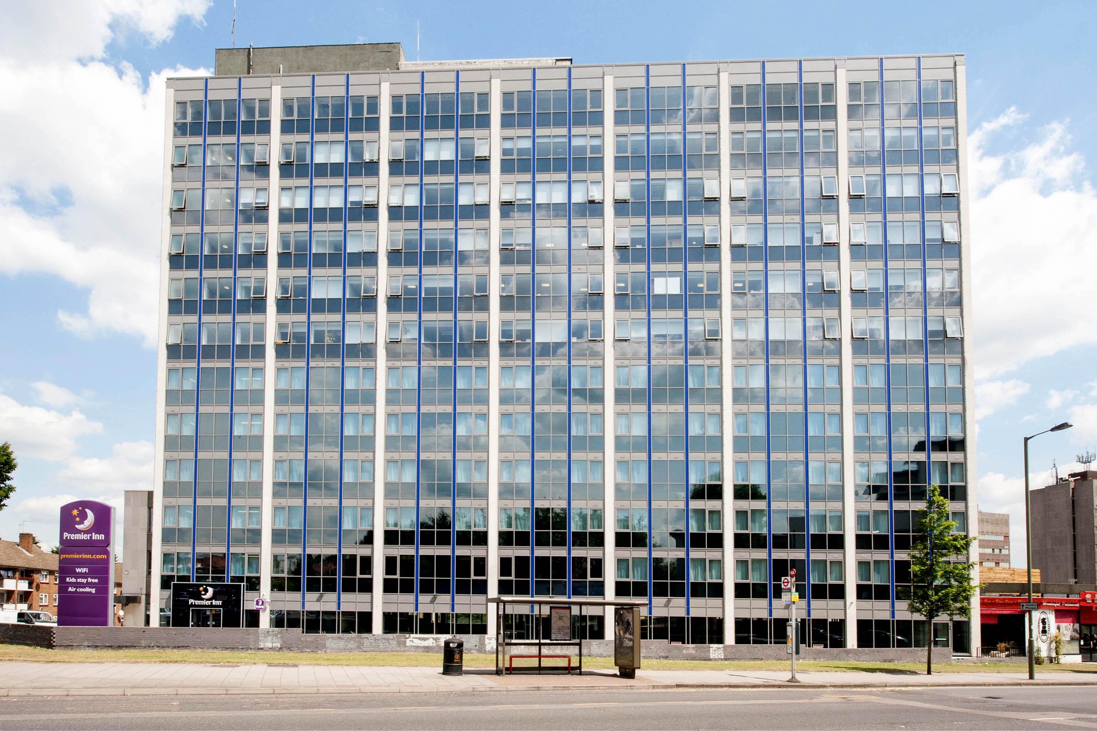 Фото Premier Inn London Hendon - The Hyde