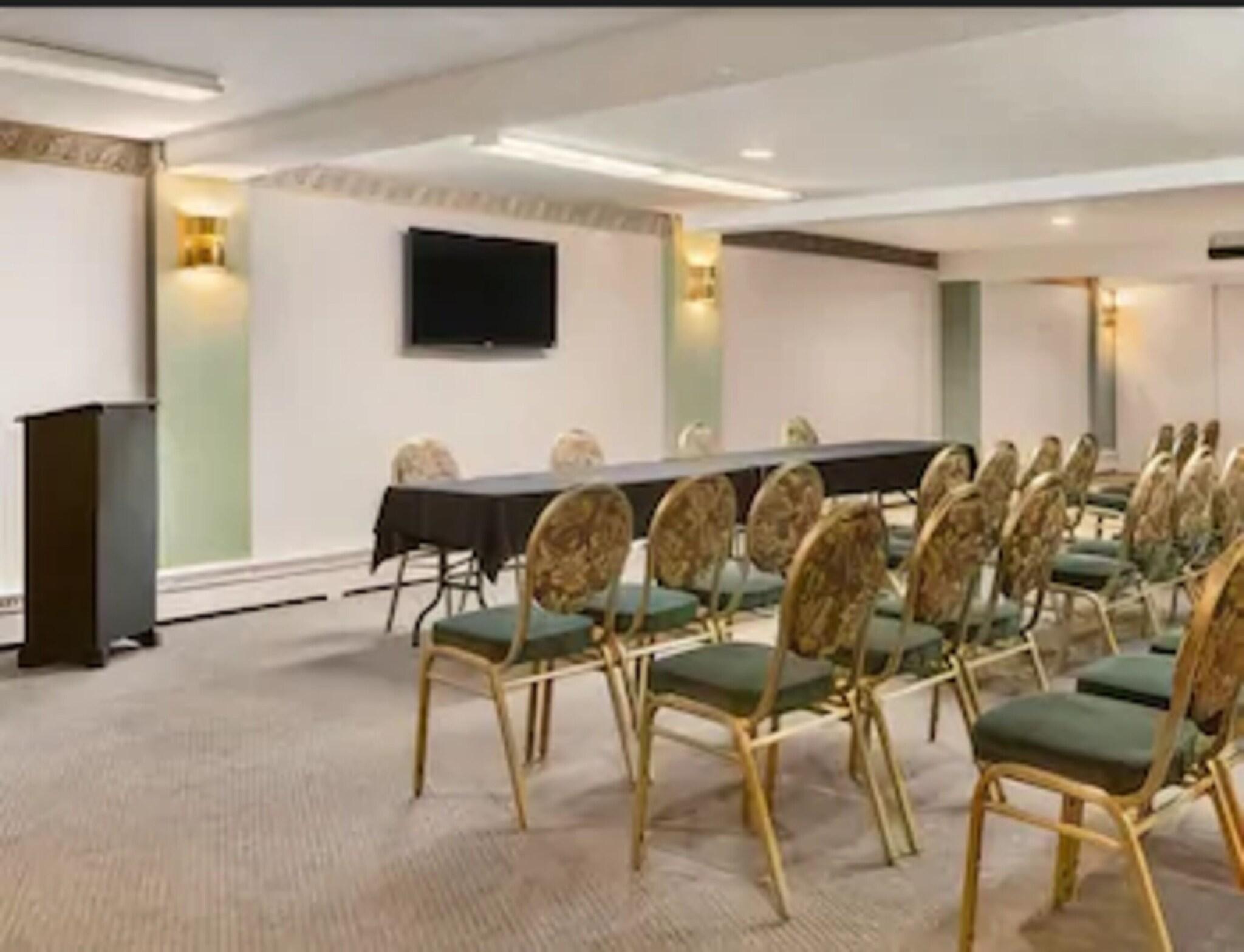 Фото Travelodge by Wyndham Edmundston