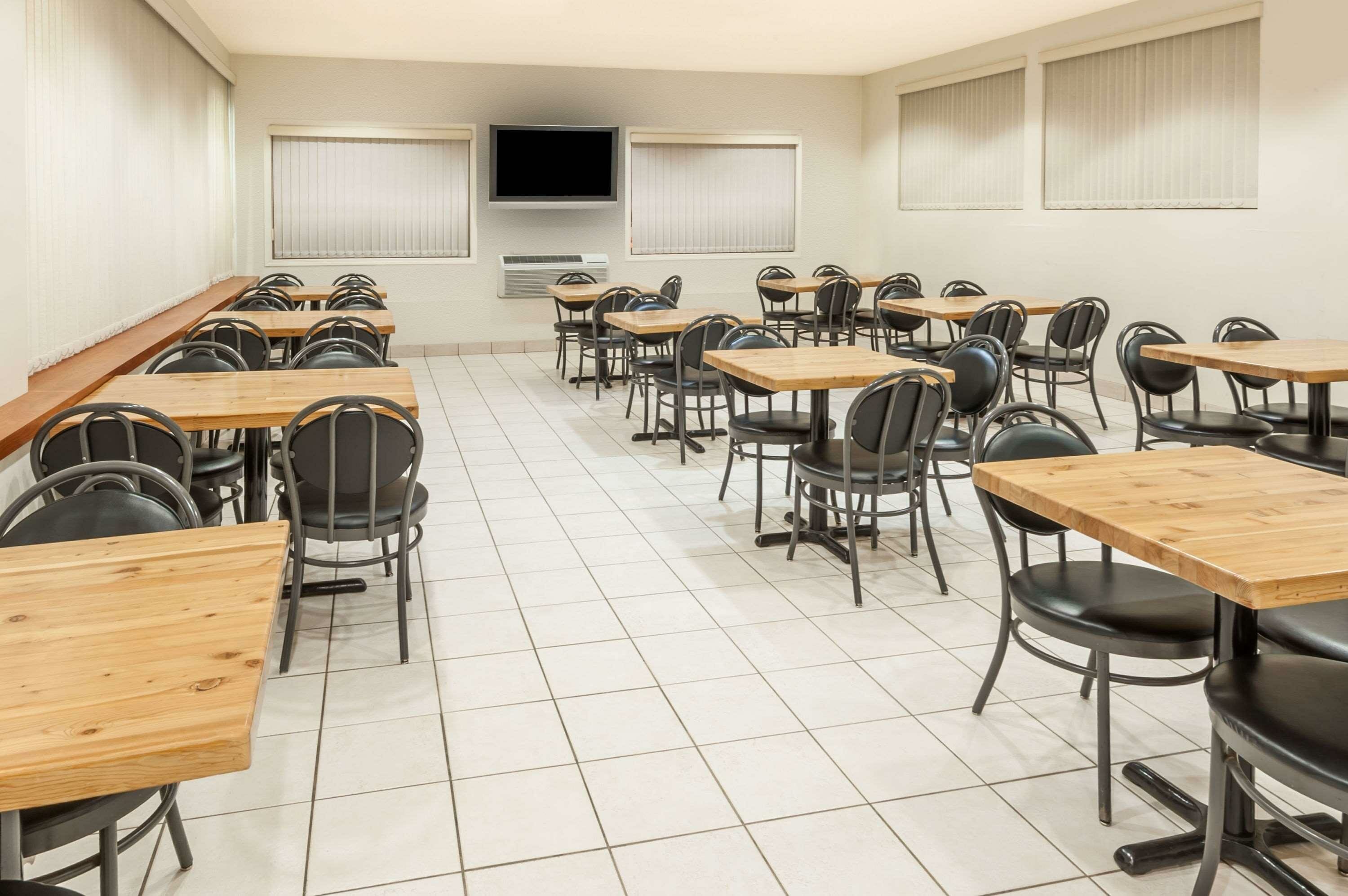 Фото Super 8 Edmonton/west