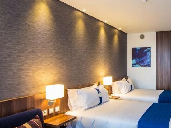 Фото Holiday Inn Express Lisbon Alfragide, an Ihg Hotel