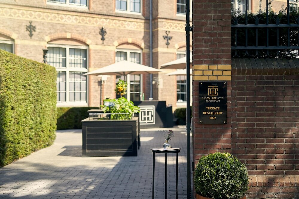 Фото The College Hotel