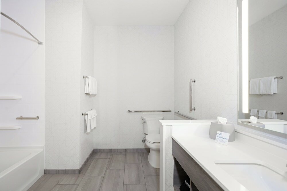 Фото Holiday Inn Express Hotel & Suites Chanhassen, an Ihg Hotel