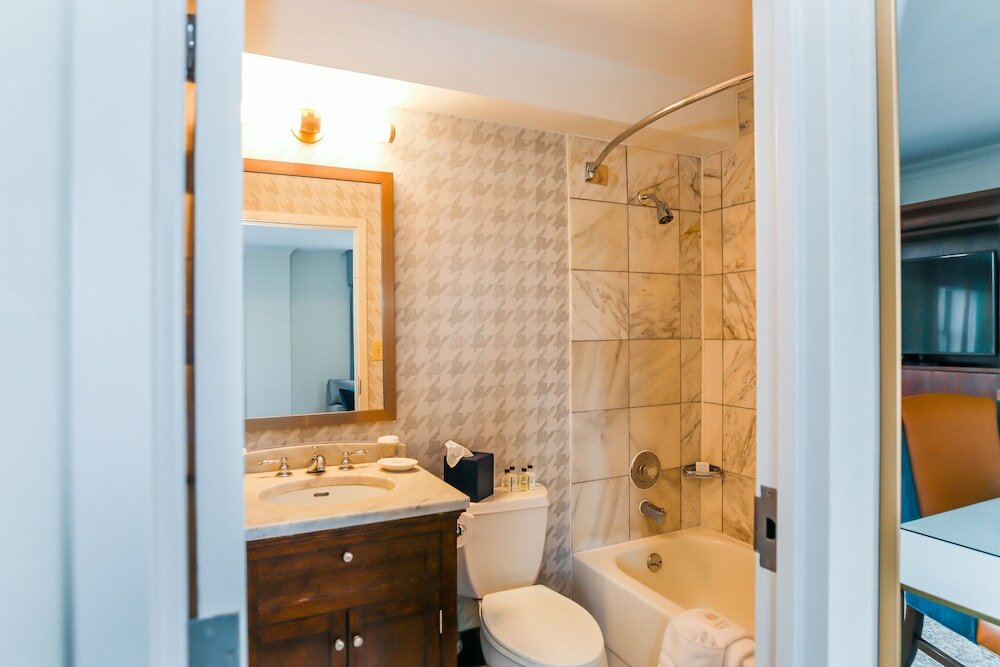 Фото The Dunhill Hotel