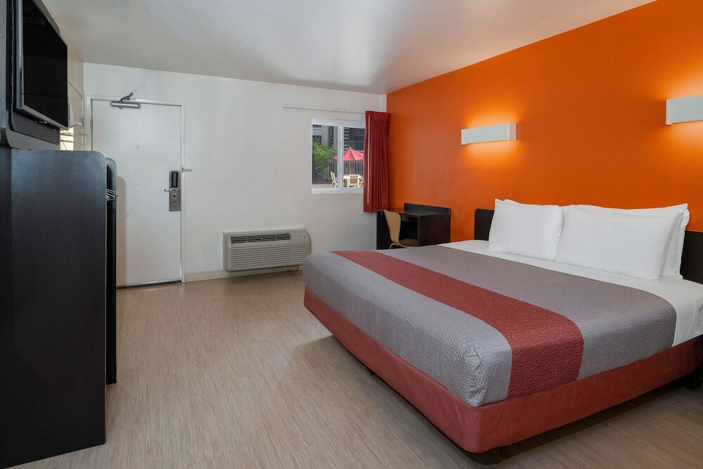 Фото Motel 6 Anaheim Maingate