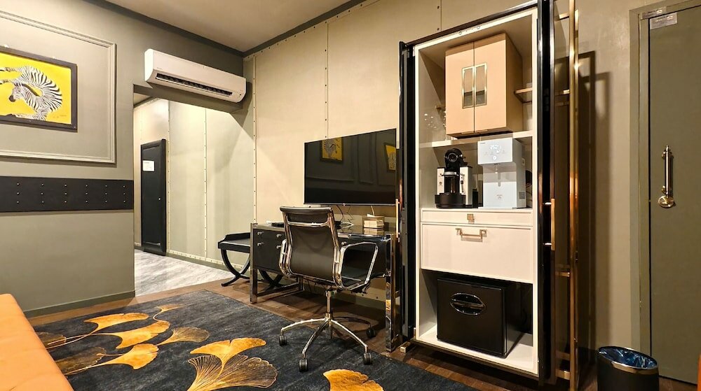 Фото Bedrock Hotel