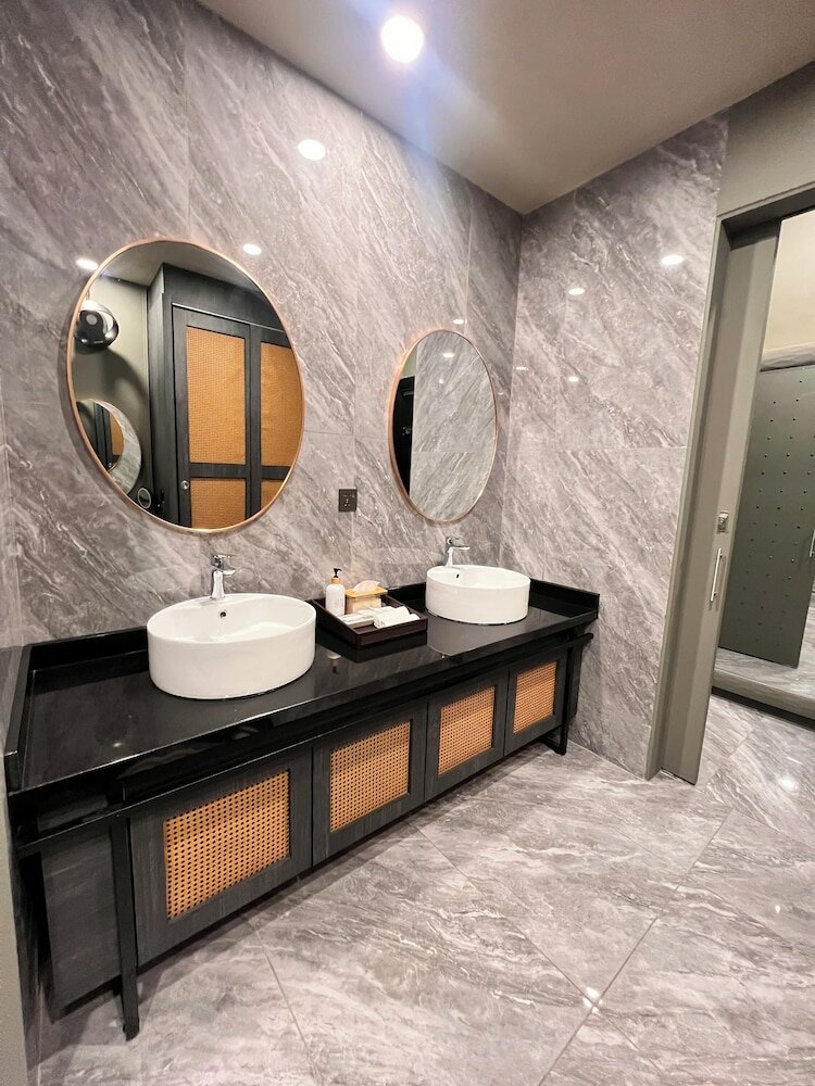 Фото Bedrock Hotel