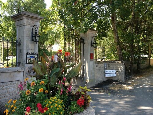 Гостиница Chateau de Challanges в Боне