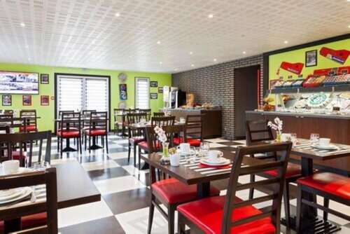 Гостиница Louna Hotels в Сенте-Женевьев-де-Буа