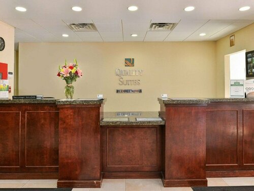 Гостиница Quality Suites Stratford в Бриджпорте