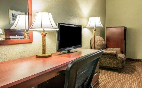 Гостиница Quality Inn & Suites Ann Arbor Hwy 23 в Ипсиланти