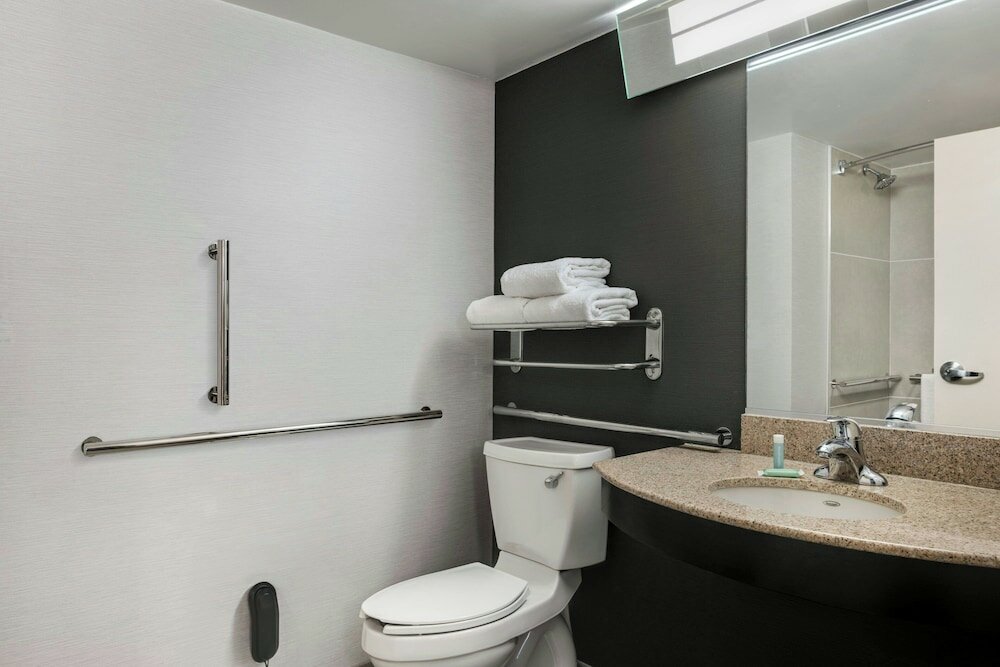 Фото Courtyard by Marriott Hamilton