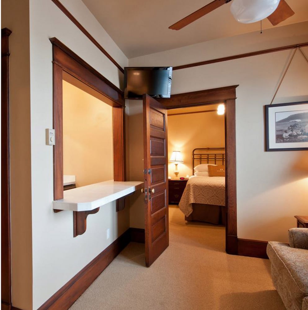 Фото Sacajawea Hotel