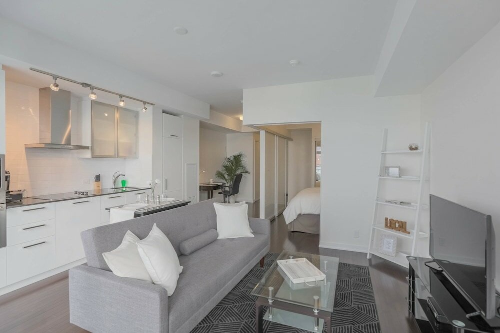 Фото Noel Suites-York St and Lakeshore Blvd