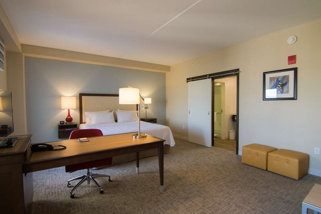 Фото Hampton Inn & Suites Tulsa Downtown