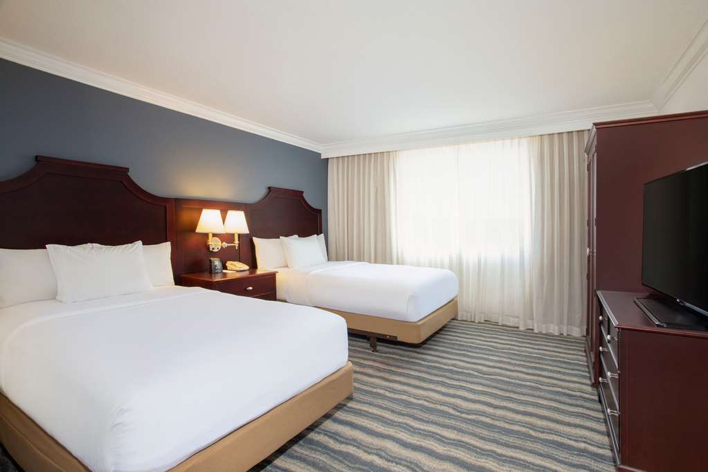 Фото Embassy Suites by Hilton Tampa Brandon