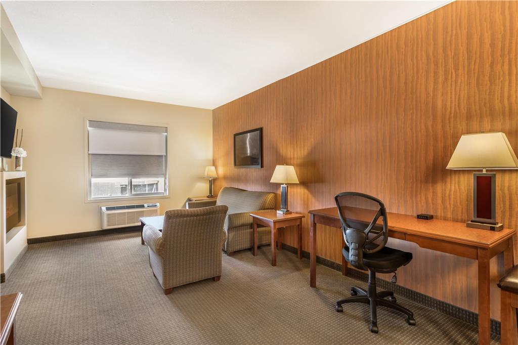 Фото Best Western Plus Service Inn & Suites