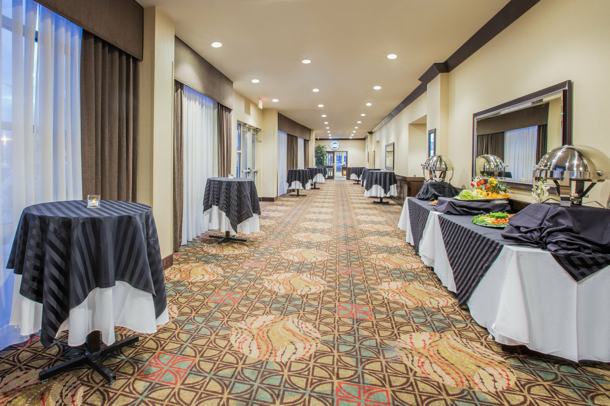 Фото Crowne Plaza Anchorage Midtown, an Ihg Hotel