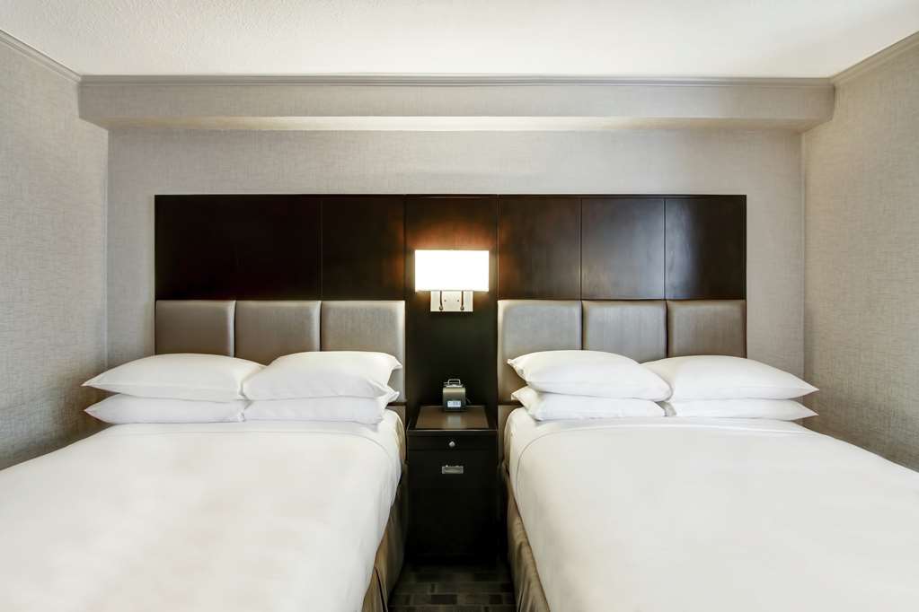 Фото DoubleTree by Hilton Hotel Toronto Downtown
