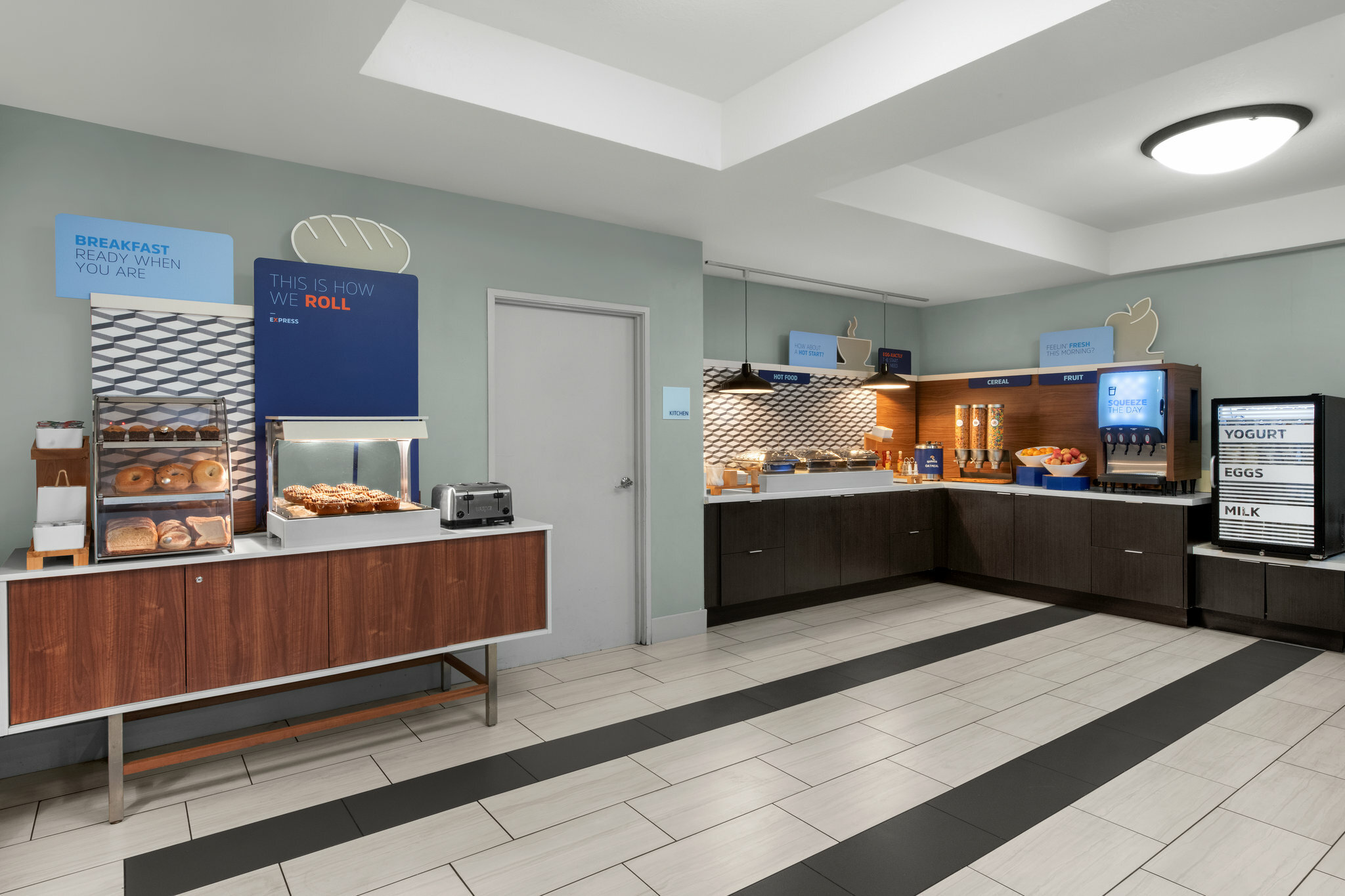 Фото Holiday Inn Express Hotel & Suites Marina - State Beach Area, an Ihg Hotel