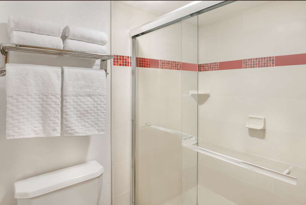 Фото Best Western Plus Raffles Inn & Suites