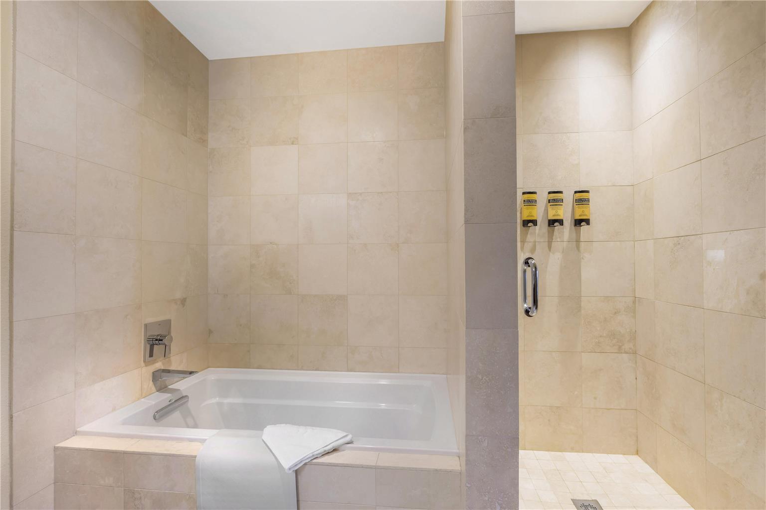 Фото Best Western Plus Plaza by the Green