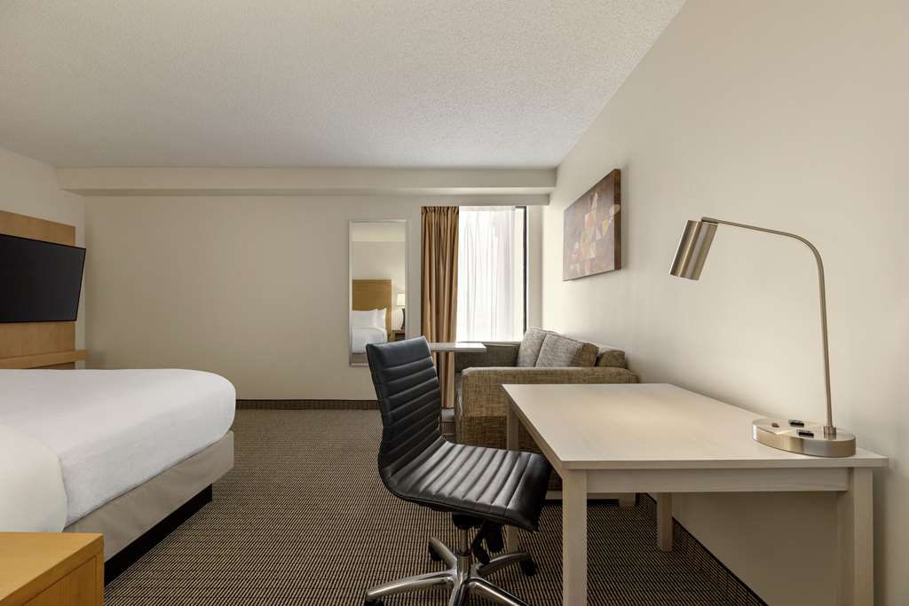 Фото Embassy Suites by Hilton Denver International Airport