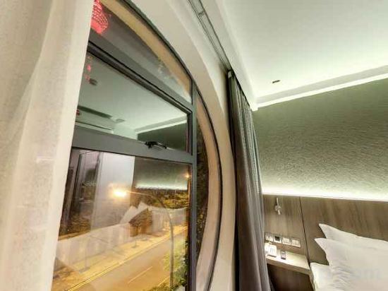 Фото Flora by Crossroads Hotel