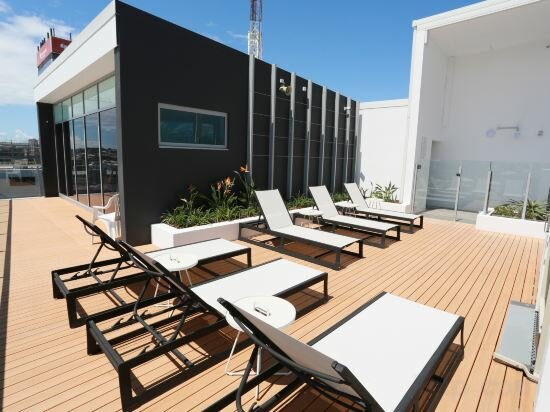 Фото Alex Perry Hotel & Apartments