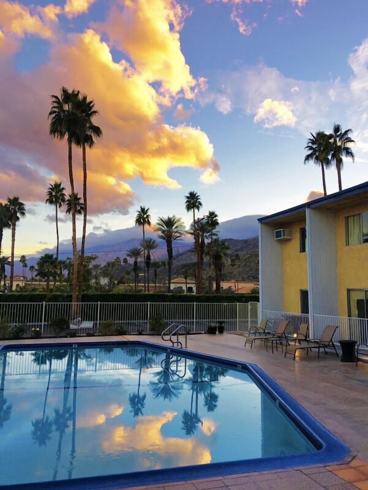 Фото Delos Reyes Palm Springs